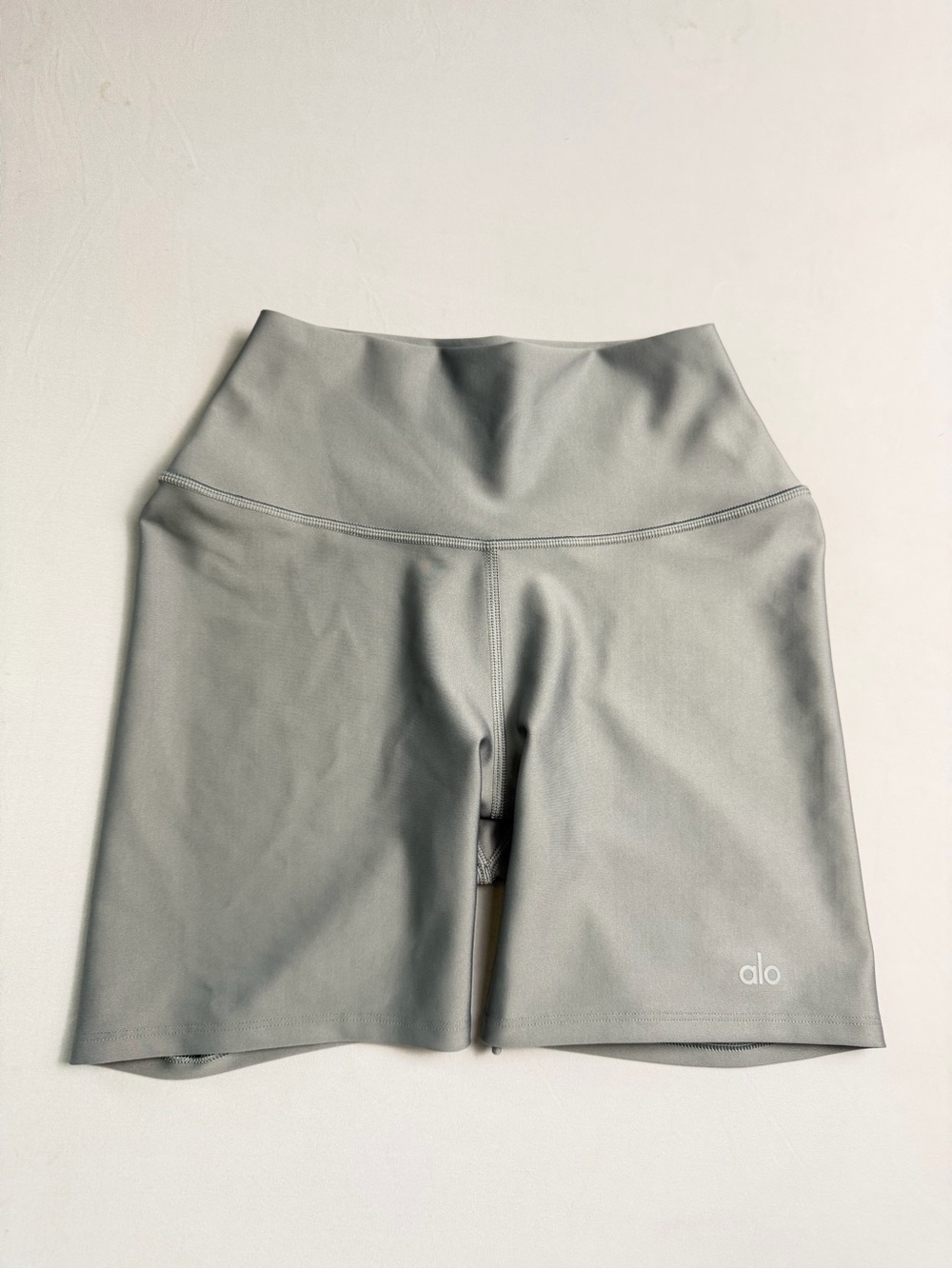 Alo High-Rise compression Biker Shorts in light gray xs